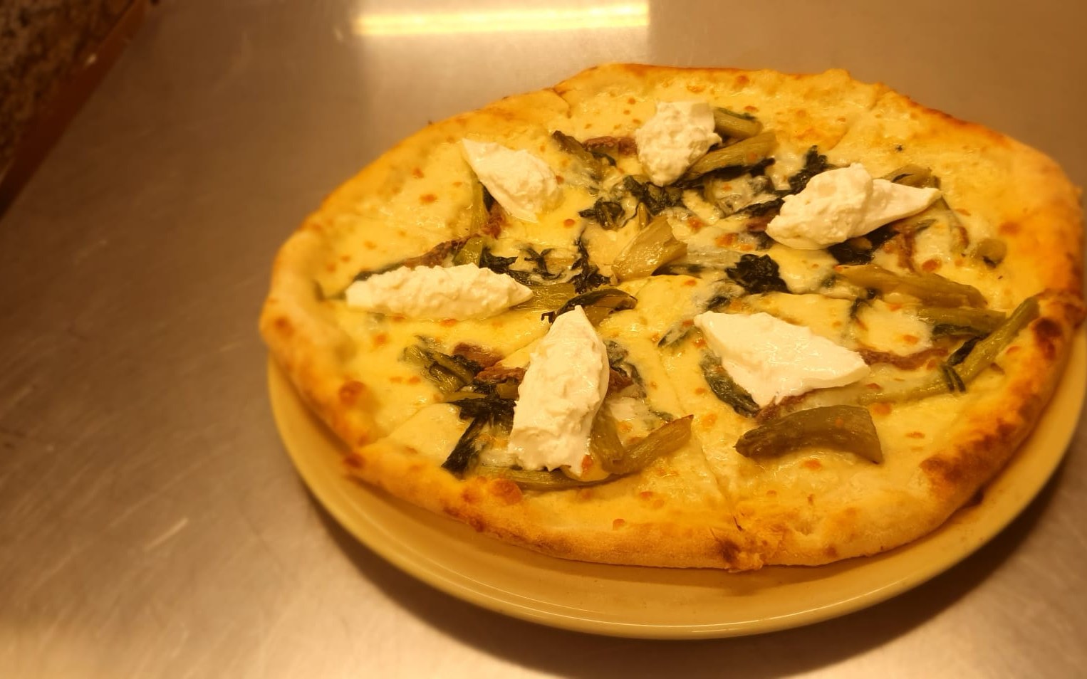Interno del laboratorio della pizzeria d'asporto a Como