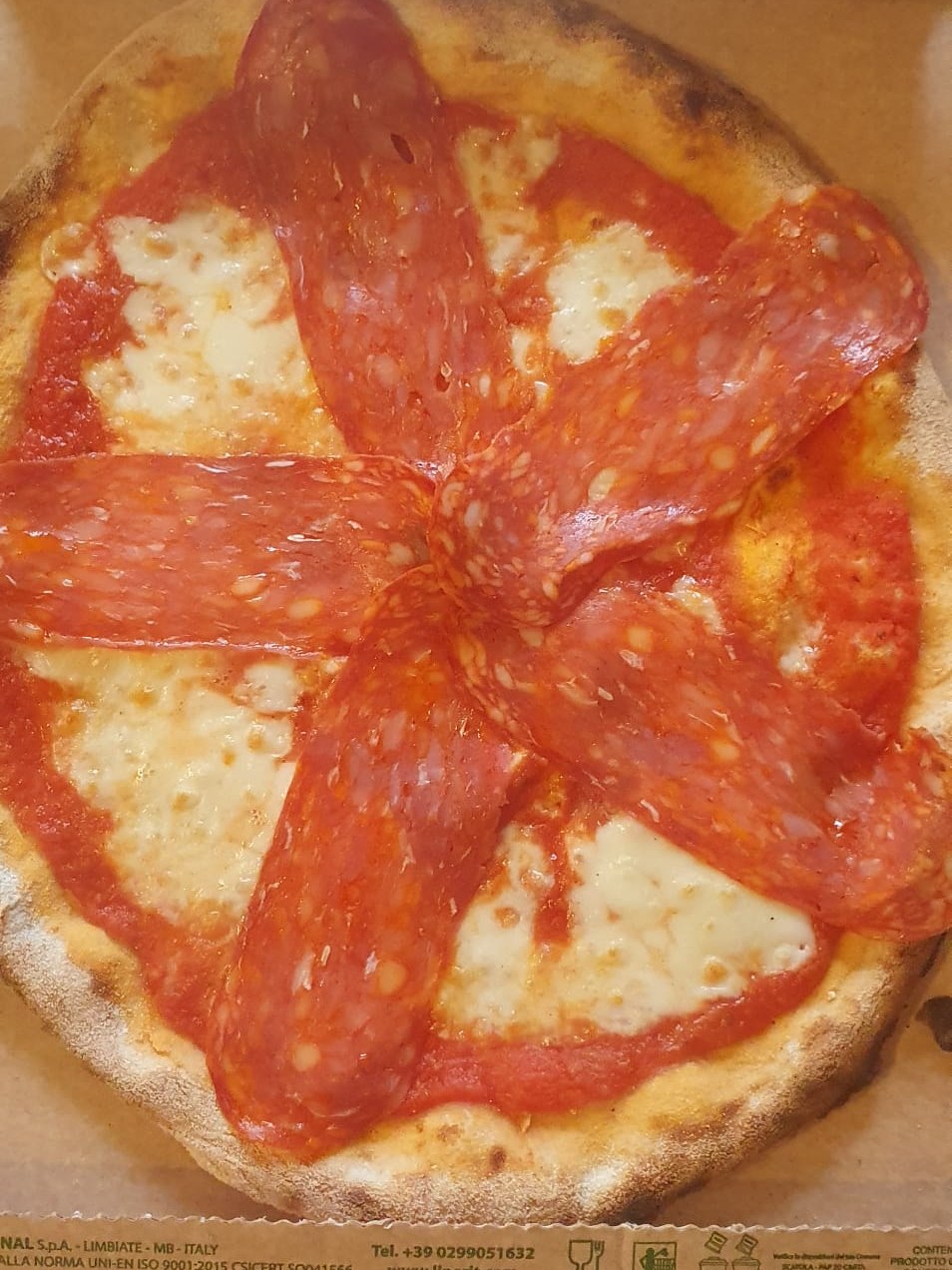 Pizza diavola da asporto a Como nel cartone