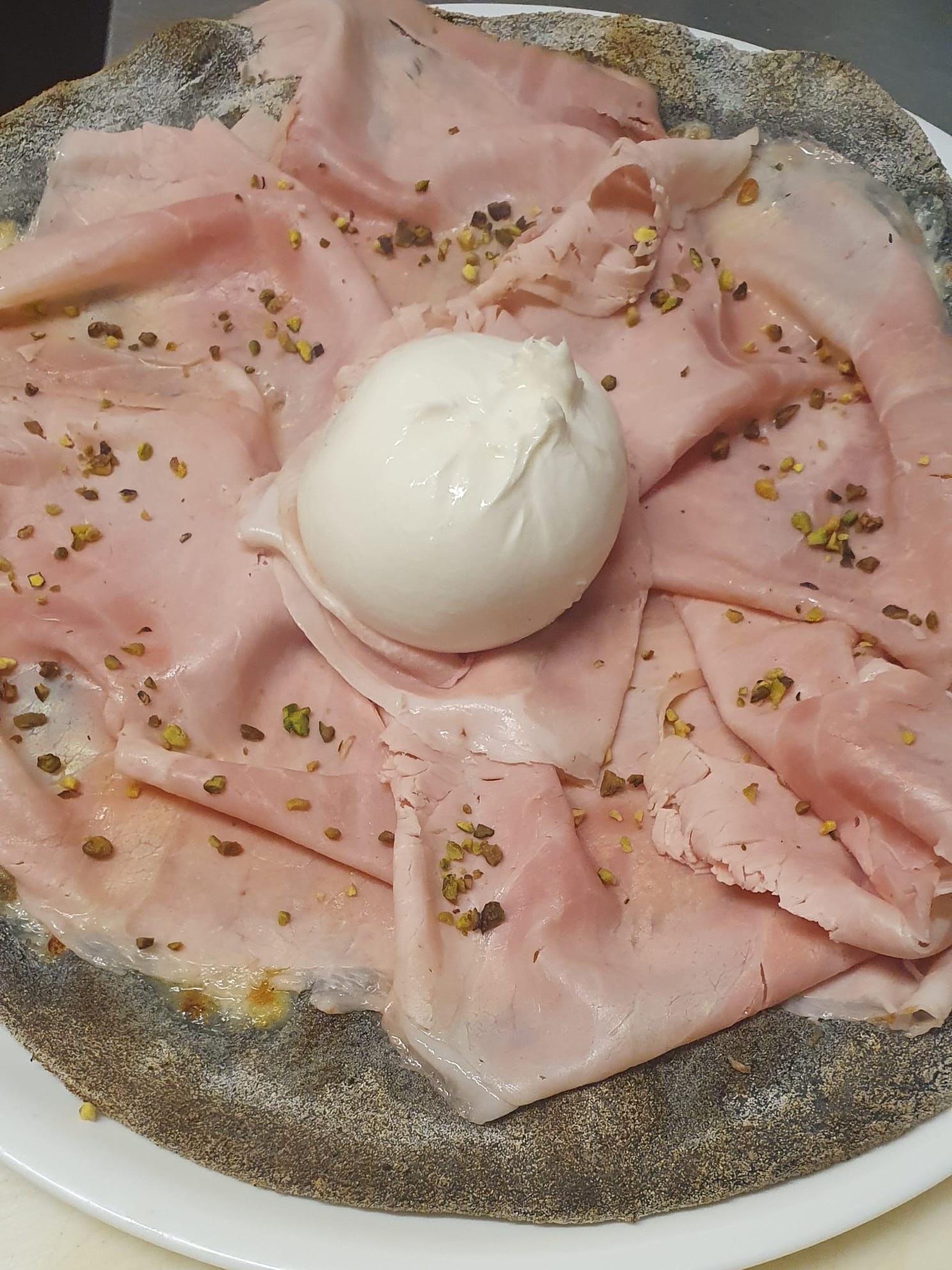 Pizza gourmet con mortadella e burrata da asporto a Como