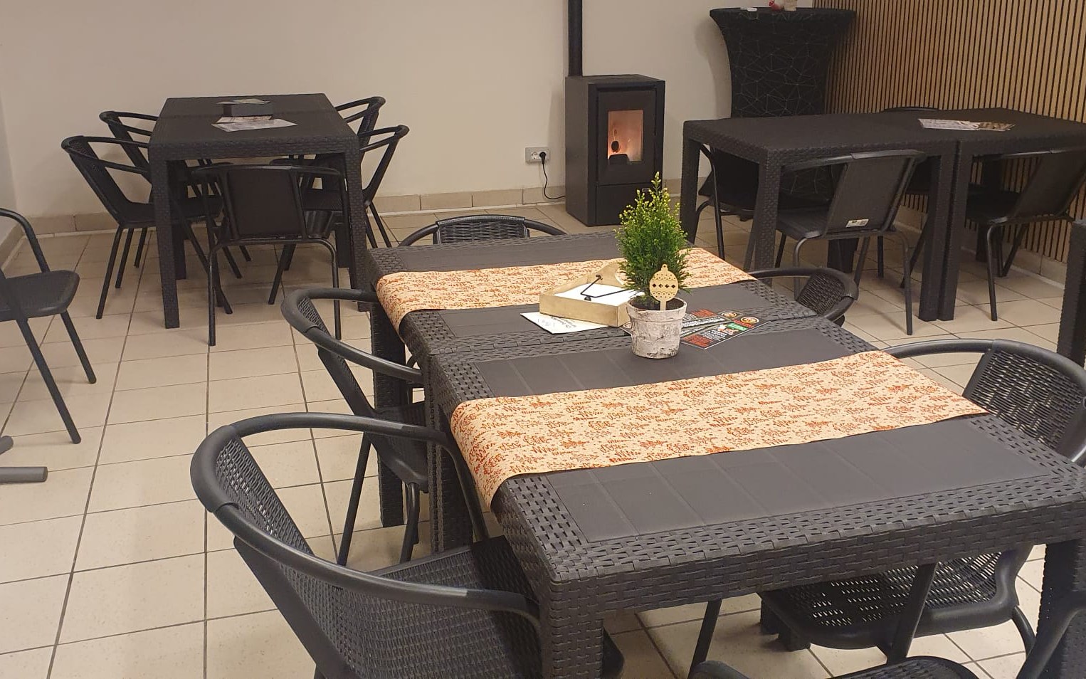 Sala con i tavoli apparecchiati della pizzeria a Como